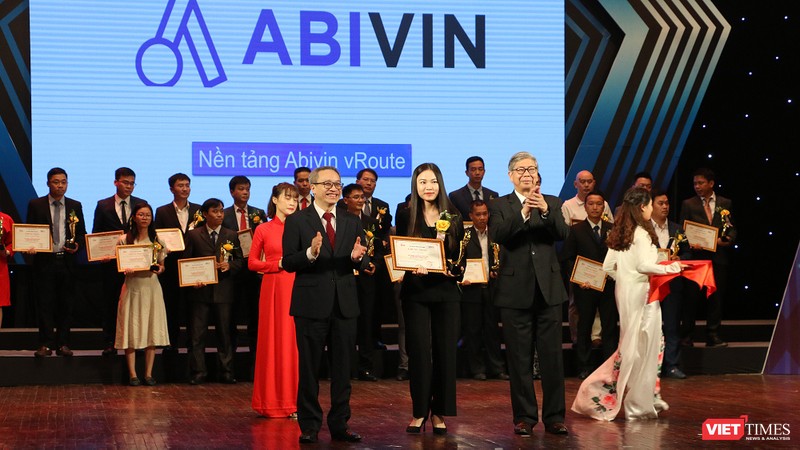 Bà Nguyễn Hoàng Anh nhận giải thưởng Chuyển đổi số Việt Nam 2020