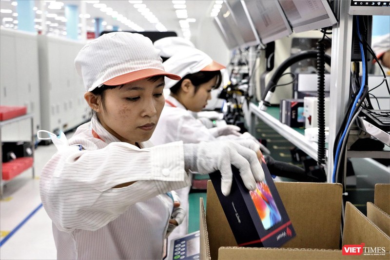 Các công nhân tại nhà máy sản xuất điện thoại thông minh VinSmart
