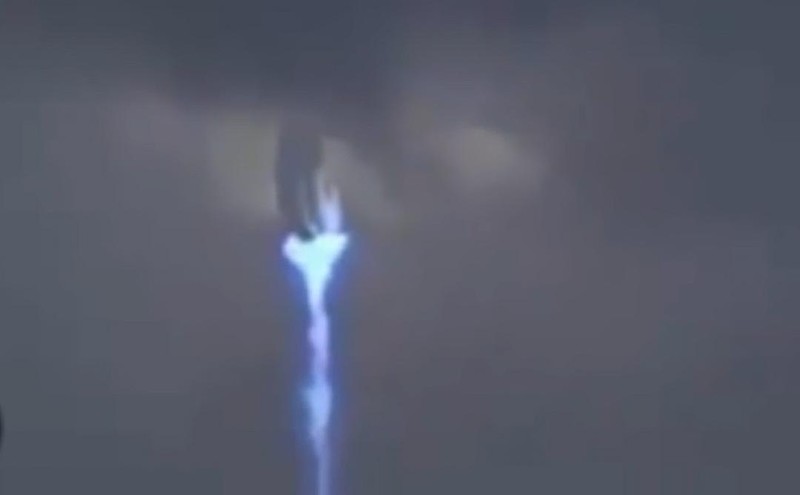 Vật thể lạ dường như xuất hiện giữa luồng ánh sáng xanh (ảnh cắt từ clip)