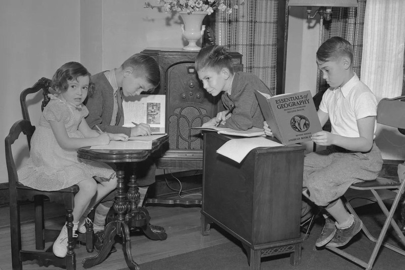 Học sinh Chicago thực hiện các bài học trên “trường học radio” vào năm 1937 (ảnh: Bettmann)