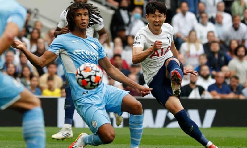 Cú cứalòng của Son Heung-min ghi bàn vào lưới Manchester City (ảnh: AFP)