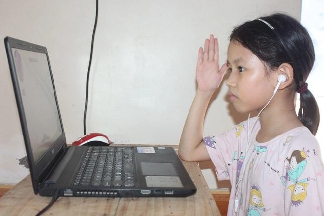 Để tham gia học trực tuyến, học sinh cần được trang bị máy tính hoặc điện thoại có kết nối Internet. Nhưng không phải gia đình nào cũng có khả năng trang bị máy tính cho con em mình