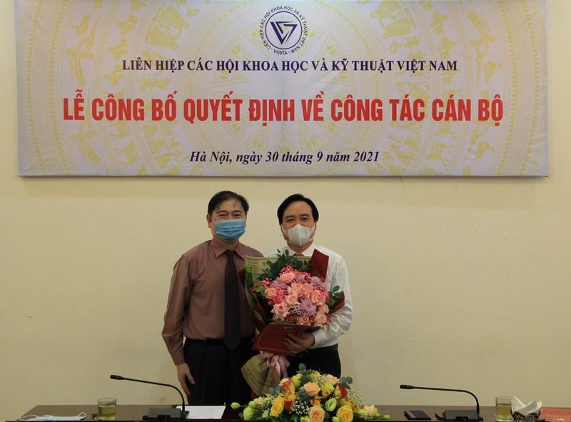 Ông Phùng Xuân Nhạ nhận hoa chúc mừng từ Chủ tịch VUSTA Phan Xuân Dũng (ảnh VUSTA)