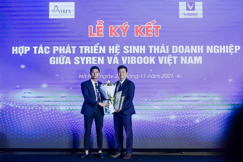 ông Nguyễn Nghĩa Vượng (bên phải) tại lễ ký kết hợp tác giữa Vibook và Syren
