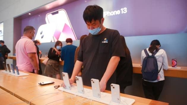 Khách hàng mua iPhone 13 ở một cửa hàng Apple tại Thượng Hải ngày 12/10/2021 (ảnh Barcroft Media)