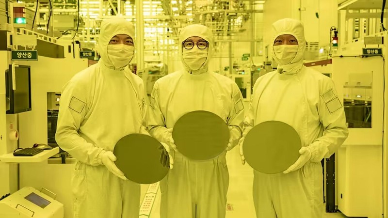 Nhân viên của Samsung Electronics cầm các tấm wafer bên trong cơ sở sản xuất ở Hwaseong, Hàn Quốc (ảnh: Samsung Electronics) 