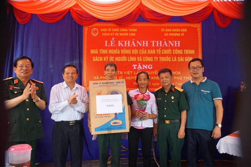 Đại diện Trung tâm Ký ức người kính, Ban liên lạc Hội cựu chiến binh quân tình nguyện Việt Nam tại Lào và chính quyền xã Phượng Vỹ trao nhà tình nghĩa cho ông Nguyễn Kim Thoa