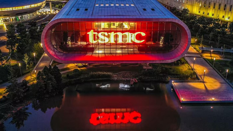 Một nhà máy TSMC ở Nam Kinh, Trung Quốc. Công ty đã tăng hơn gấp đôi tốc độ xây dựng các nhà máy mới để giúp chống lại cuộc khủng hoảng thiếu hụt chip chưa từng có (ảnh: Getty Images)