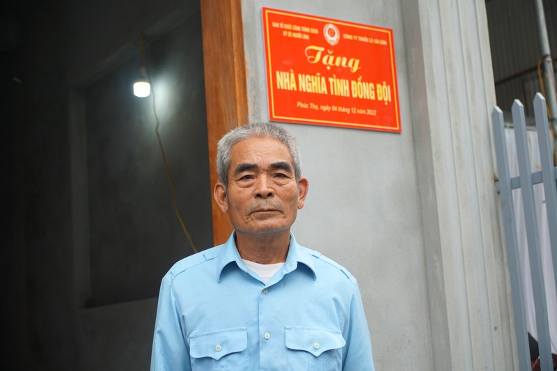 Cựu chiến binh Đỗ Thế Mạnh đứng trước cửa ngôi nhà nghĩa tình đồng đội mà ông được trao tặng