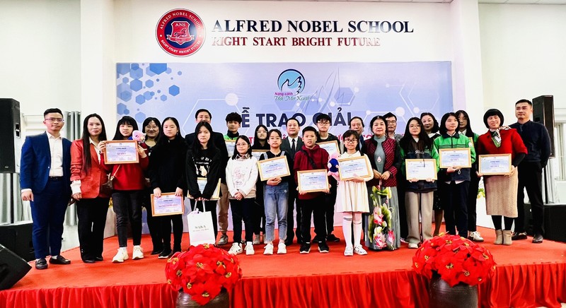 Các học sinh đạt giải thưởng "Nâng cánh ước mơ xanh" lần thứ nhất