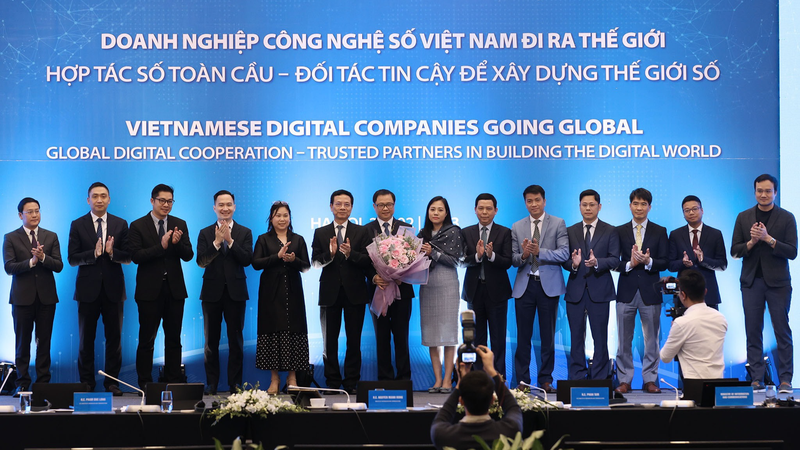 Bộ trưởng Nguyễn Mạnh Hùng và tổ vấn hỗ trợ doanh nghiệp công nghệ số ra nước ngoài