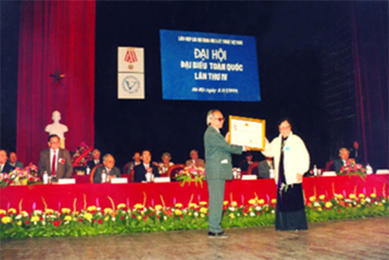 Phó Chủ tịch nước Nguyễn Thị Bình trao tặng Huân chương Độc lập hạng Nhất cho Liên hiệp Hội Việt Nam