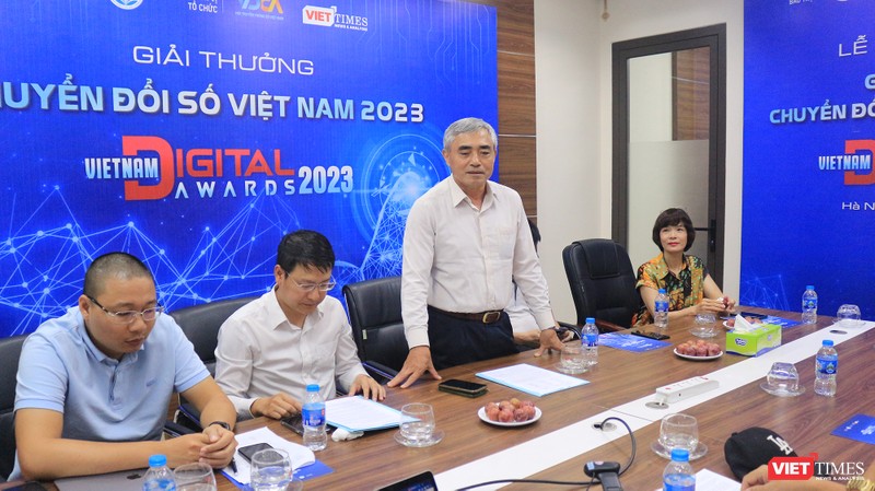 Chủ tịch VDCA Nguyễn Minh Hồng chúc mừng VietTimes nhân dịp 21.6.