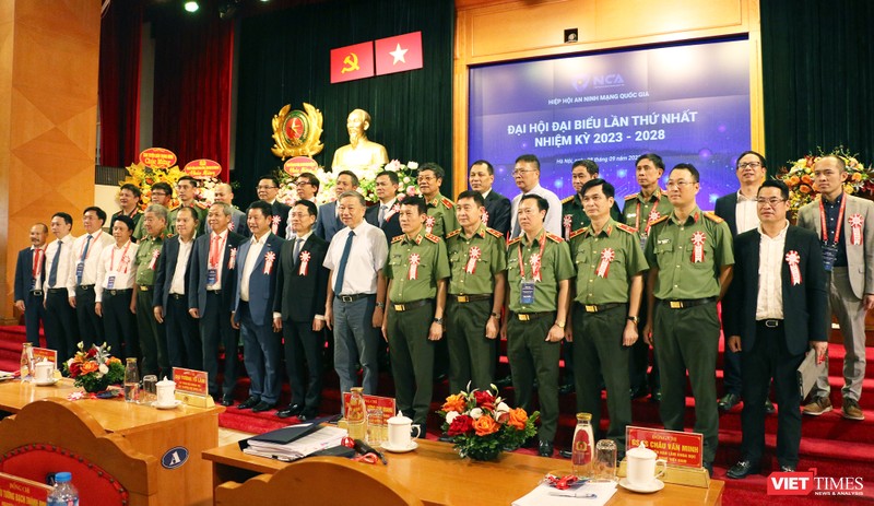 Bộ trưởng Bộ Công an Tô Lâm và Bộ trưởng Bộ Thông tin và Truyền thông Nguyễn Mạnh Hùng chụp ảnh lưu niệm với đại diện các đơn vị tham gia Hiệp hội An ninh mạng quốc gia