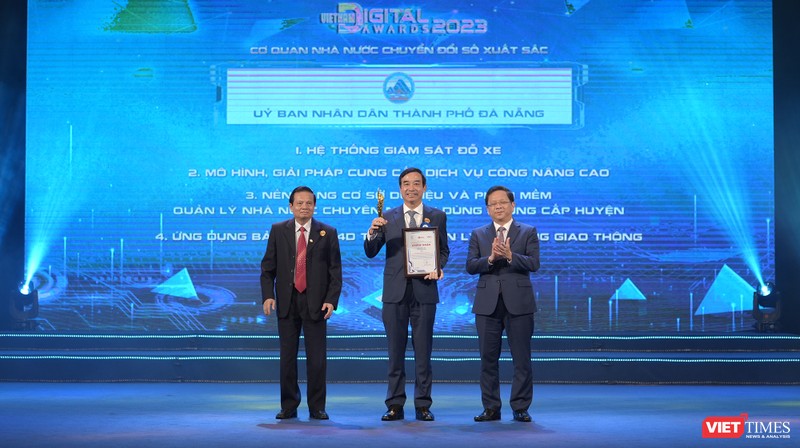 Ông Lê Trung Chinh đại diện TP Đà Nẵng nhận giải thưởng Chuyển đối số Việt Nam 2023