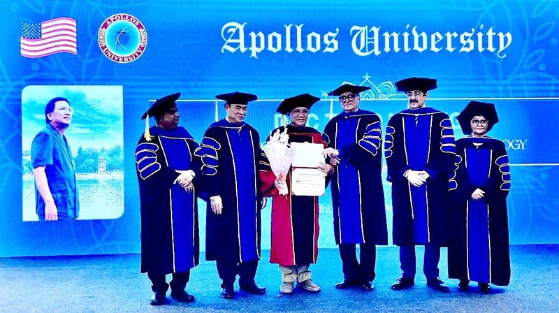 Ông Hoàng Đức Thảo (đứng giữa) nhận danh hiệu tại 2 trường Đại học