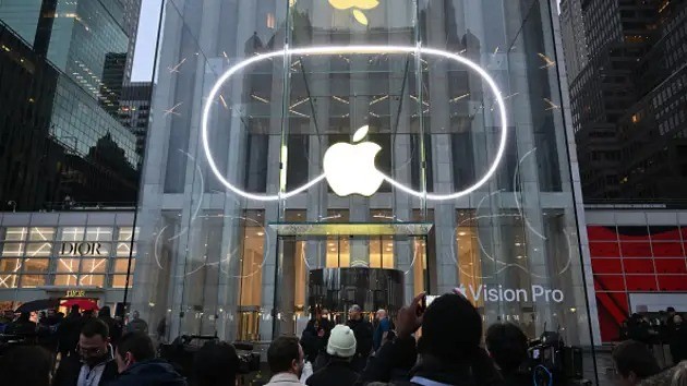 Rất đông người hâm mộ Apple tập trung trước một cửa hàng để mua kính Vision Pro (ảnh: AFP)