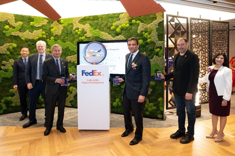 Các quan chức của Singapore và đại diện FedEx tại lễ khai trương