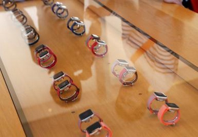 Apple Watch Series 3 có thể là nguyên nhân làm giảm doanh số các sản phẩm Apple Watch trước (Ảnh Reuters)