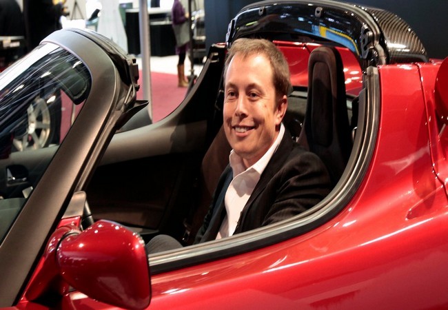Tỷ phú Elon Musk trong chiếc xe Tesla Roadster màu Cherry của mình (Ảnh Reuters)