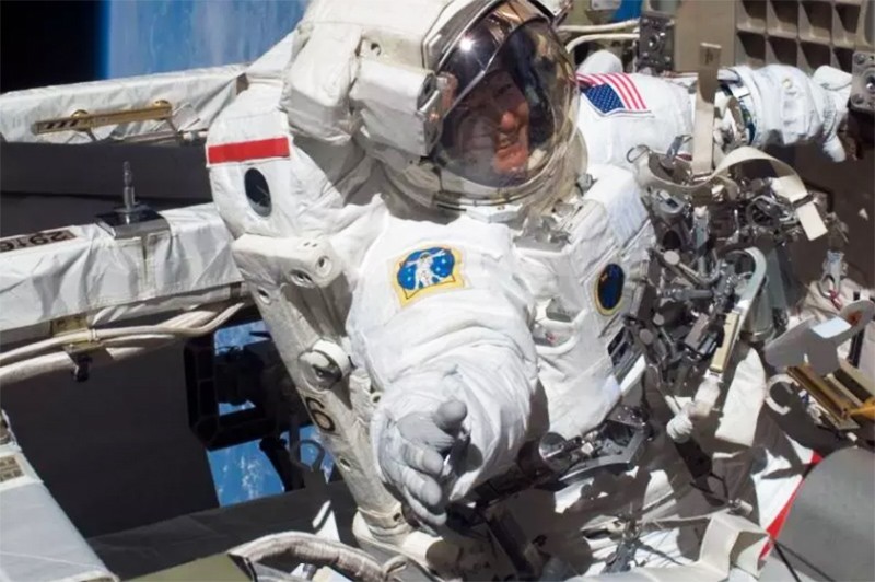 Hình ảnh bà Peggy Whitson bước đi trong vũ trụ năm 2008 (Ảnh NASA)