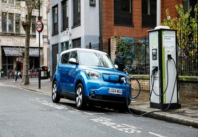 Chiếc xe Go Ultra Low Kia Soul EV đang sạc điện trên đường phố London (Ảnh Getty Images)