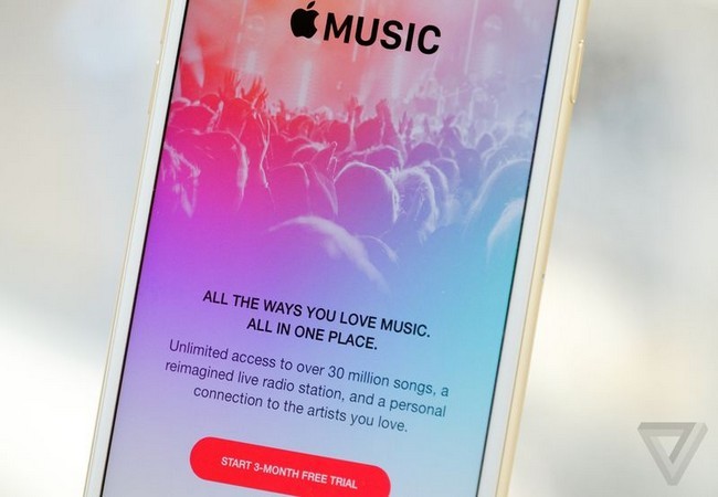 Trong một bài viết gần đây, chuyên gia phân tích Ming-Chi Kuo cho rằng Apple sẽ phát hành một mẫu tai nghe cao cấp vào cuối năm nay (Ảnh The Verge)