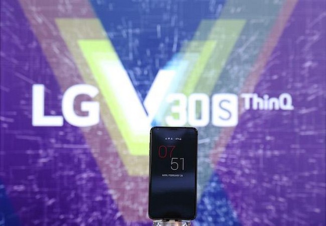 LG trình làng mẫu smartphone V30S ThinQ tại MWC 2018 (Ảnh Reuters)