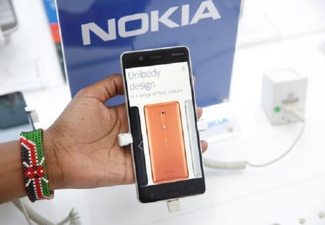Mẫu Nokia 9 được cho là sẽ tích hợp công nghệ quét vân tay nhúng dưới màn hình như trên mẫu Vivo X21 UD (ảnh Reuters)