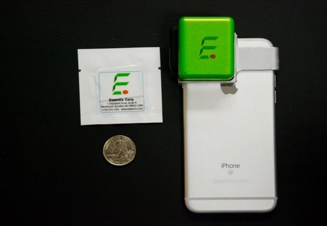 Thiết bị xét nghiệm máu của Essenlix được gắn với một chiếc iPhone (Ảnh Essenlix)