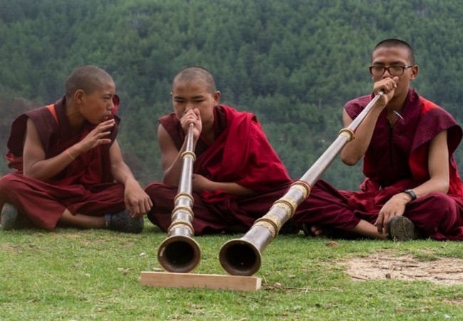 Những nhà sư trẻ đang tập chơi sáo tại chùa Dechen Phodrang, Thimphu, Bhutan (Ảnh Getty Images)
