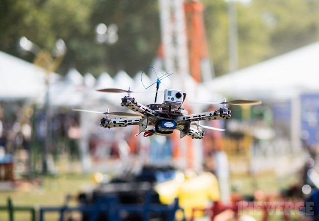 Các thiết bị Drone đang được sử dụng và phát triển ngày càng nhiều để phục vụ cho các cuộc tấn công khủng bố (Ảnh Twitter)
