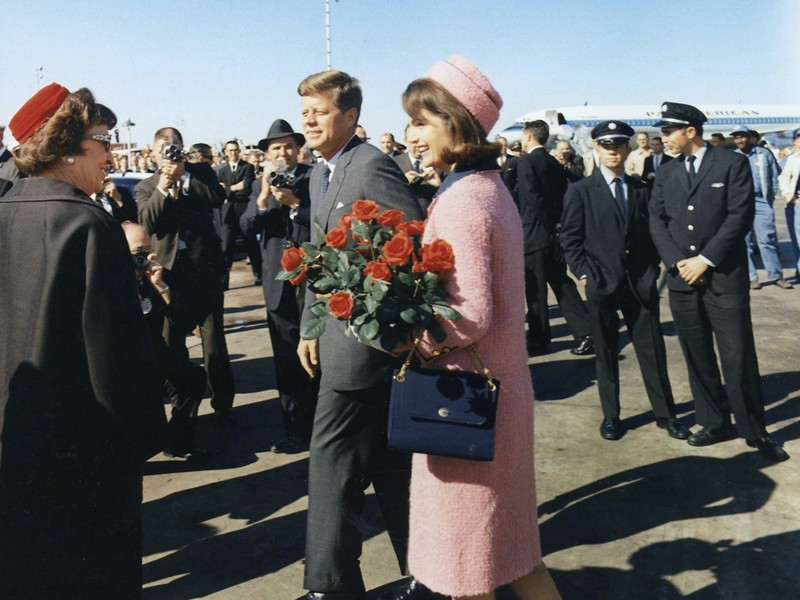 Tổng thống John F. Kennedy và phu nhân Jacqueline Kennedy đến Dallas, Texas ngày 22/11/1963 (Ảnh Wikimedia Commons)
