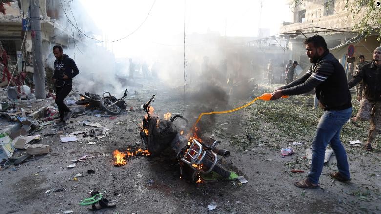 Vụ nổ bom xe hơi ở Tal Abyad đã khiến ít nhất 13 người thiệt mạng (Ảnh: CNN)