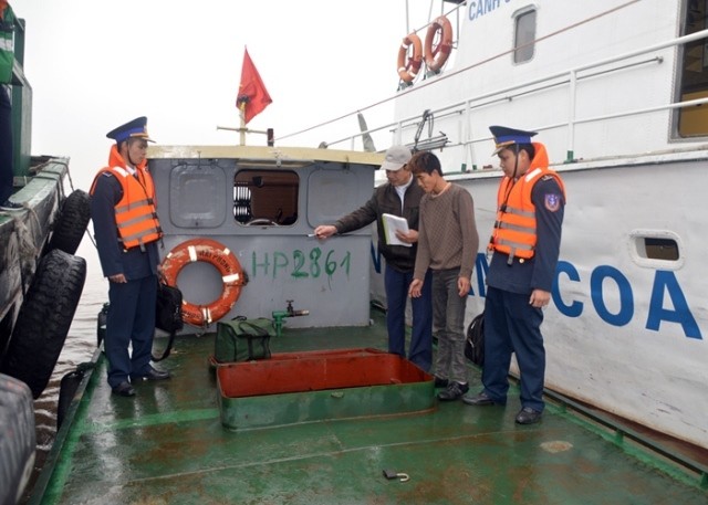 Lực lượng chức năng bắt giữ 1 vụ buôn lậu xăng dầu trên biển.