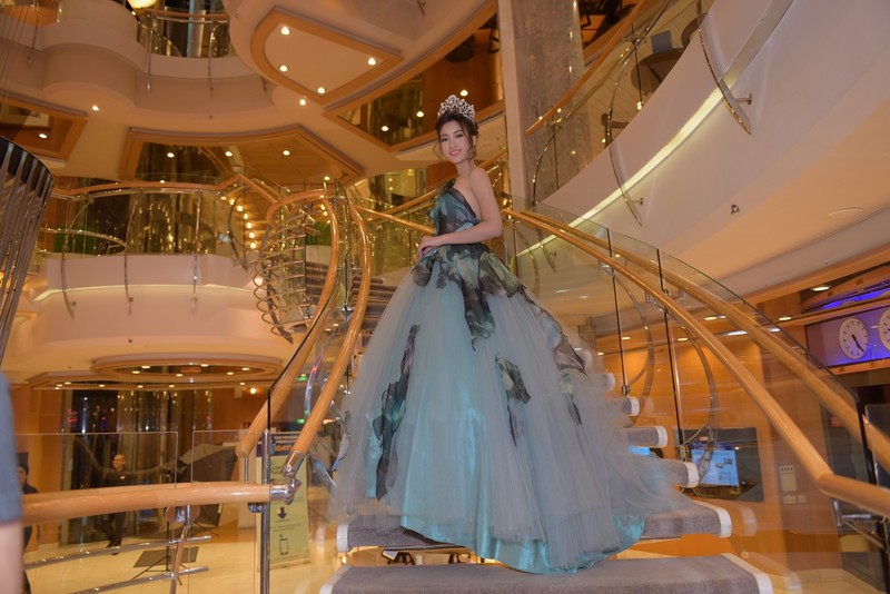 Hoa hậu Mỹ Linh làm người hâm mộ ngạc nhiên khi hóa trang thành Cinderella cực ngọt ngào.