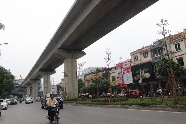 Một công nhân bất ngờ rơi xuống đường trên tuyến Cát Linh - Hà Đông- (Ảnh: ĐK).