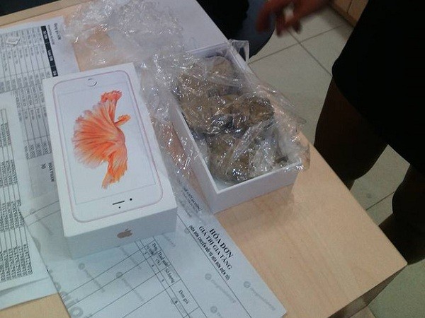 iPhone bị “móc ruột” và thay bằng đá do nhân viên Thế giới Di động làm.