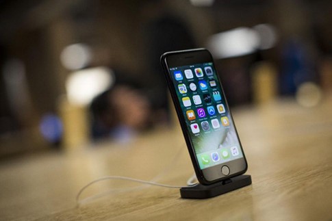 iPhone năm nay vẫn chưa hỗ trợ chức năng sạc không dây- (ẢNH: AFP).