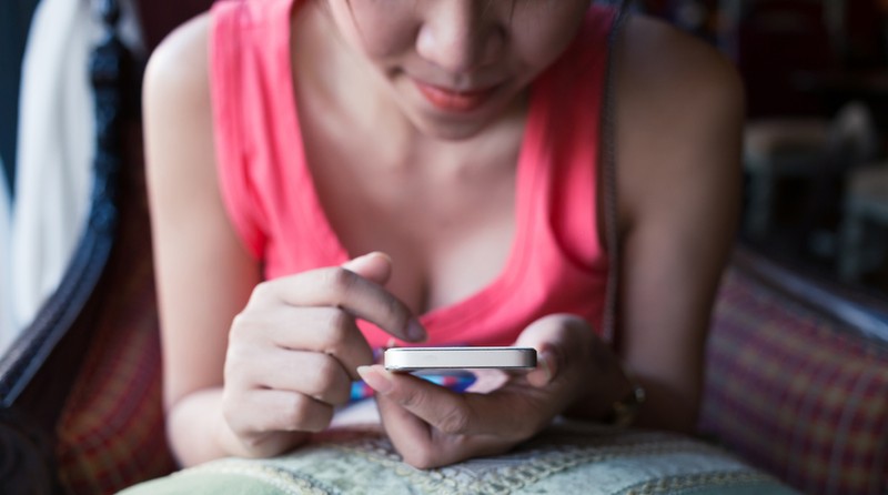 Người dùng Thái Lan đang truy cập Internet trên smartphone