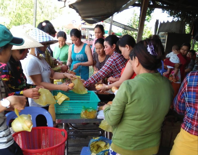 Người dân xã Lương An Trà, Tri Tôn (An Giang) chuẩn bị thực phẩm tiếp tế cho bộ đội - Ảnh người dân cung cấp