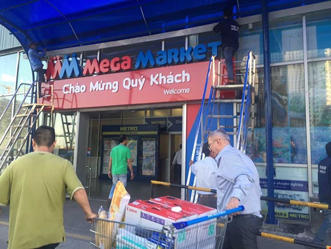 Biển hiệu Siêu thị Metro An Phú tại quận 2, TP.HCM đang được tháo dỡ, thay vào đó bằng tên MM Mega Market