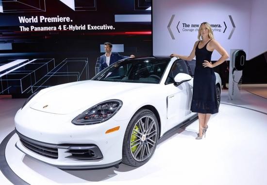 "Búp bê Nga" Maria Sharapova bên cạnh chiếc sedan hạng sang Porsche Panamera Executive