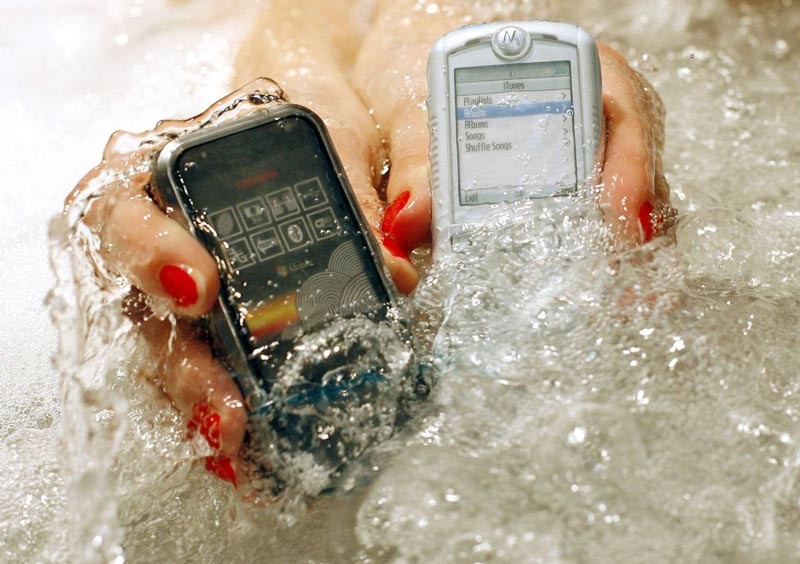 Các điện thoại chống nước phát hành cho thị trường Nhật năm 2008. Ảnh: AP