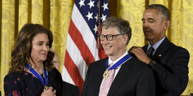 Vợ chồng Bill Gates được Tổng thống Obama trao Huân chương Tự do. Ảnh: Twitter
