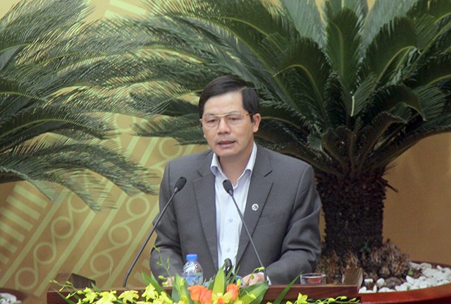 Ông Trần Huy Sáng - Giám đốc Sở Nội vụ trình bày Tờ trình về tổng biên chế hành chính, sự nghiệp TP Hà Nội năm 2017- (Ảnh: Dân trí).