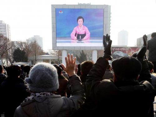Người dân Triều Tiên theo dõi thông báo về vụ thử bom nhiệt hạch tại Bình Nhưỡng Ảnh: Independent