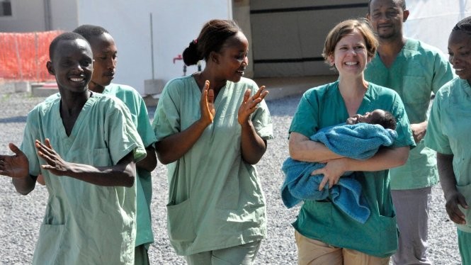 Người dân Guinea vui mừng sau tuyên bố hết dịch Ebola - Ảnh: Oeildafrique