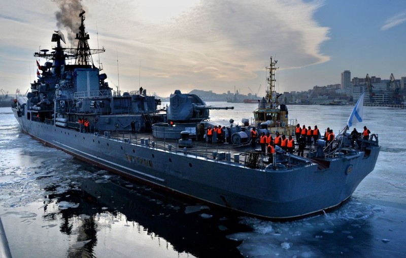 Tàu khu trục Bystryi thả neo ở cảng Vladivostok.
