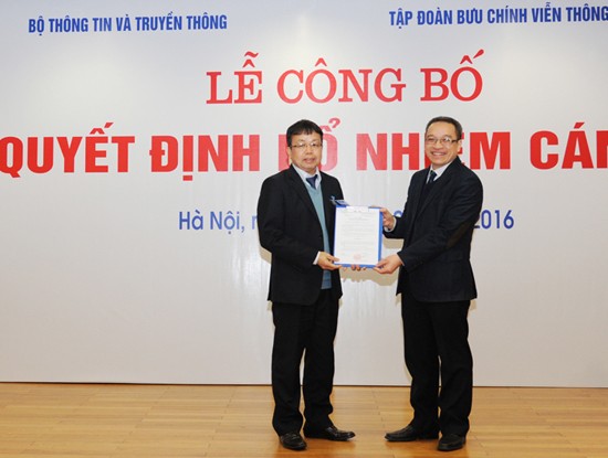 Thứ trưởng Bộ TT&TT Phan Tâm (bên phải) trao quyếtđịnh bổ nhiệm cho ông Nghiêm Phú Hoàn (Nguồn ảnh: vnpt.vn)